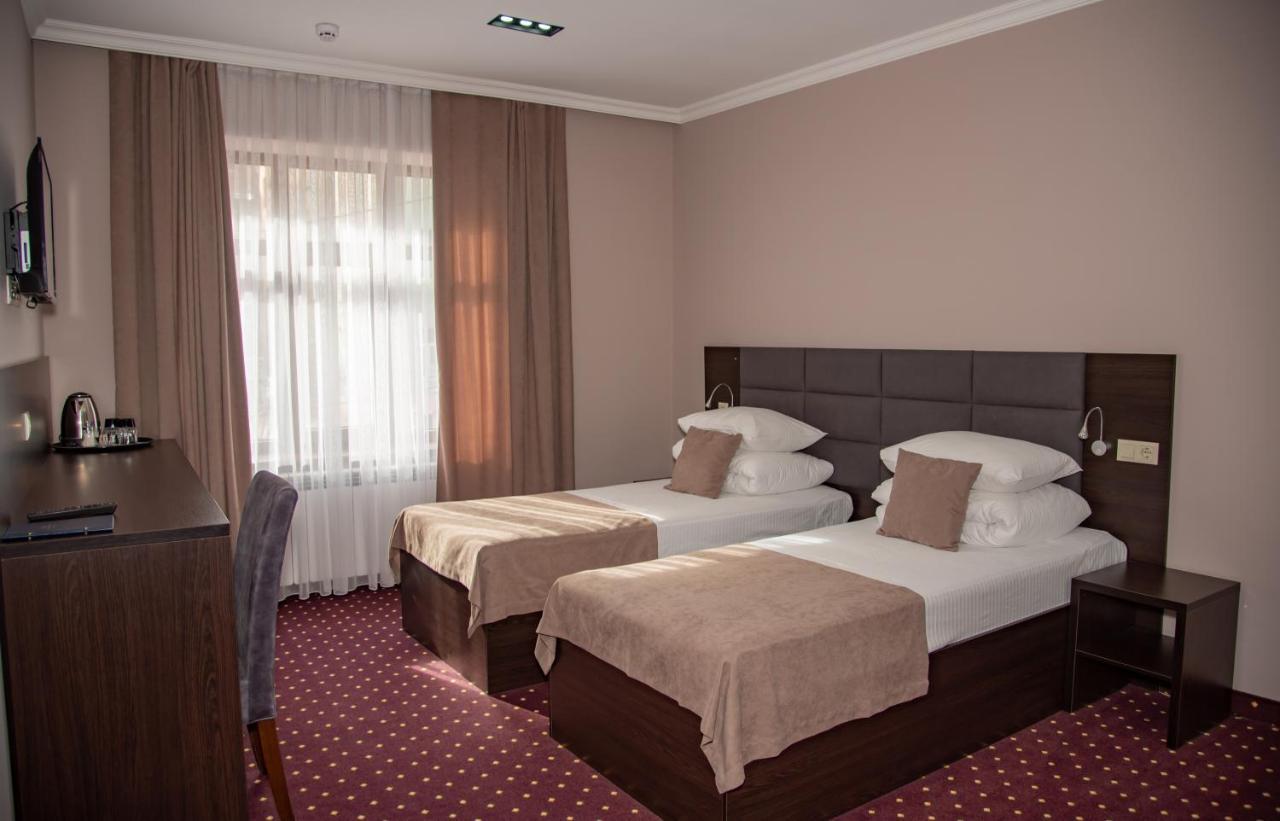 T&S Apart-Hotel Chernivtsi Ngoại thất bức ảnh