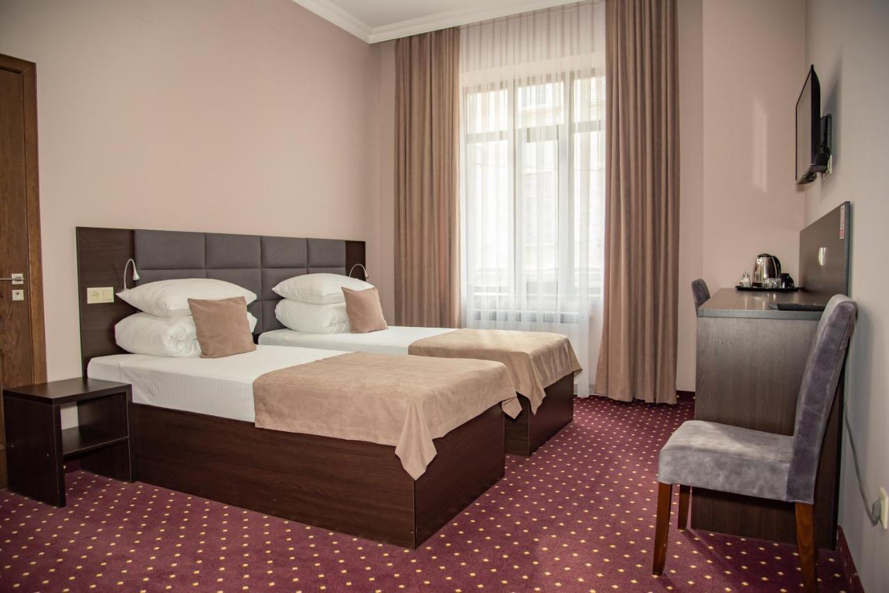 T&S Apart-Hotel Chernivtsi Ngoại thất bức ảnh