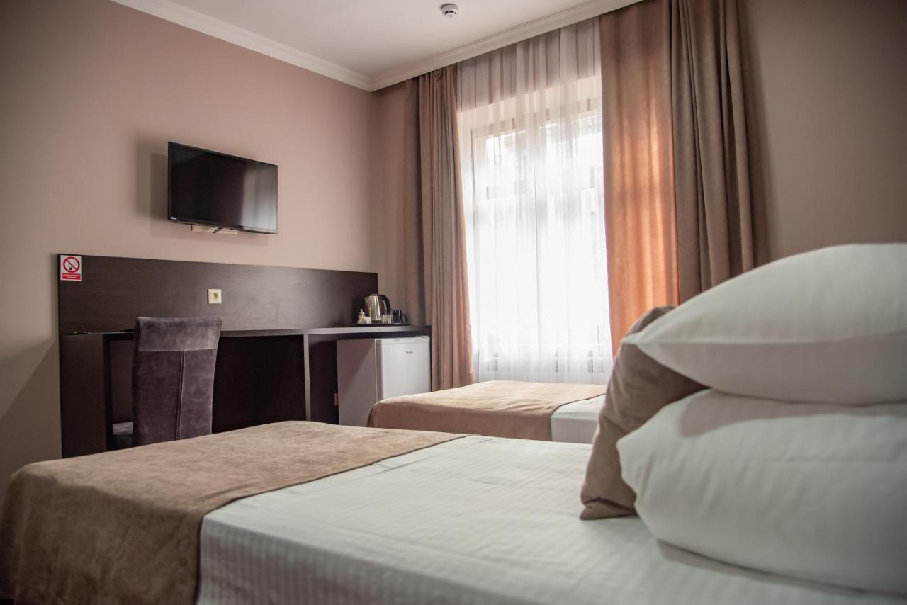 T&S Apart-Hotel Chernivtsi Ngoại thất bức ảnh