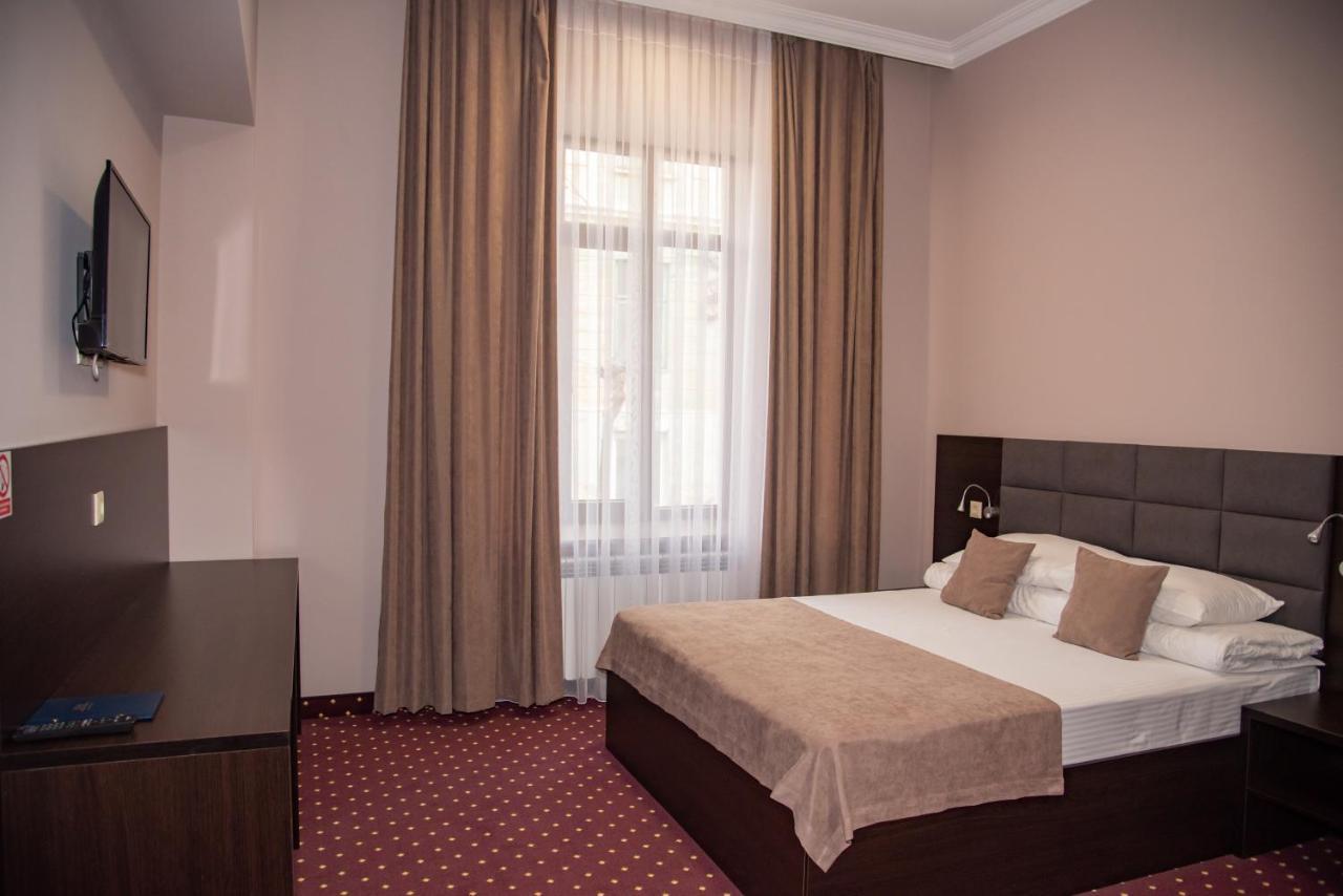 T&S Apart-Hotel Chernivtsi Ngoại thất bức ảnh