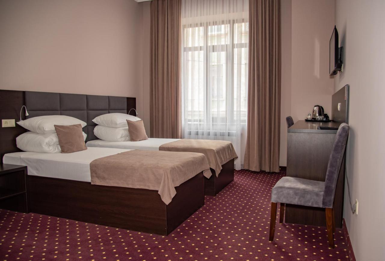 T&S Apart-Hotel Chernivtsi Ngoại thất bức ảnh