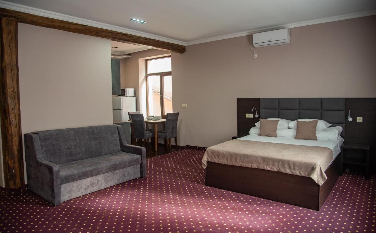 T&S Apart-Hotel Chernivtsi Ngoại thất bức ảnh