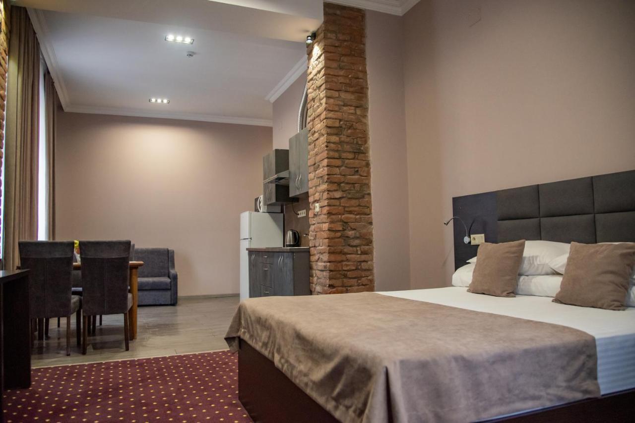 T&S Apart-Hotel Chernivtsi Ngoại thất bức ảnh