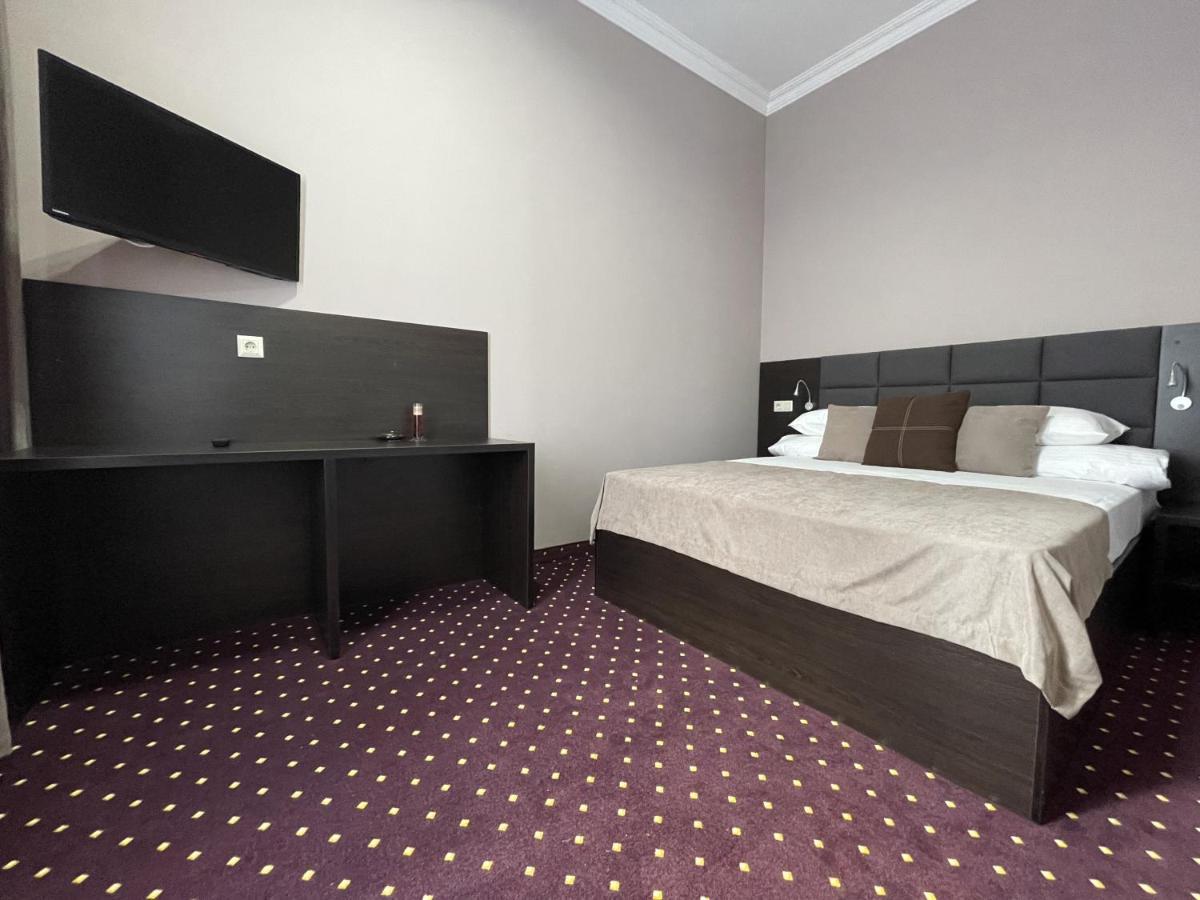 T&S Apart-Hotel Chernivtsi Ngoại thất bức ảnh