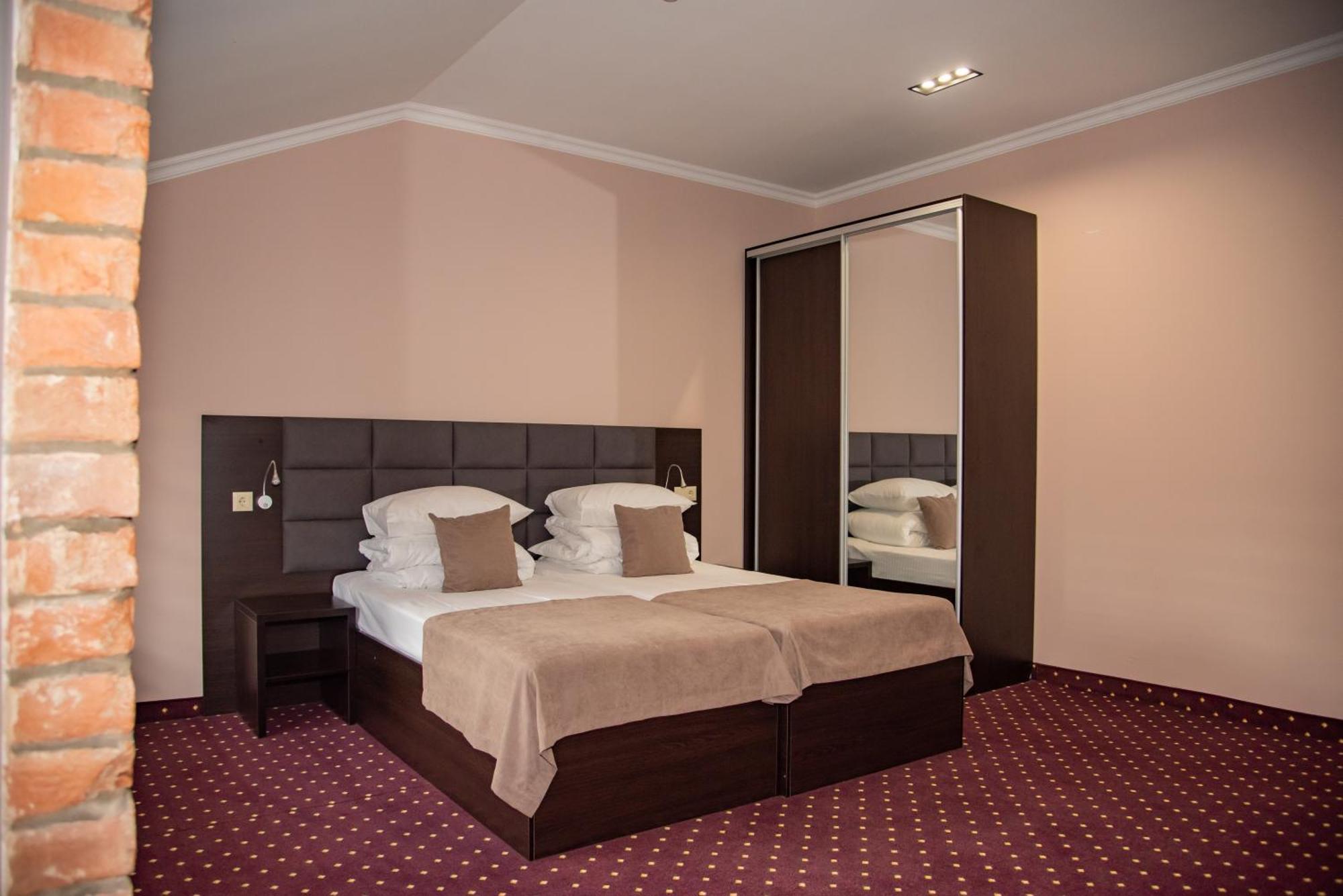 T&S Apart-Hotel Chernivtsi Ngoại thất bức ảnh