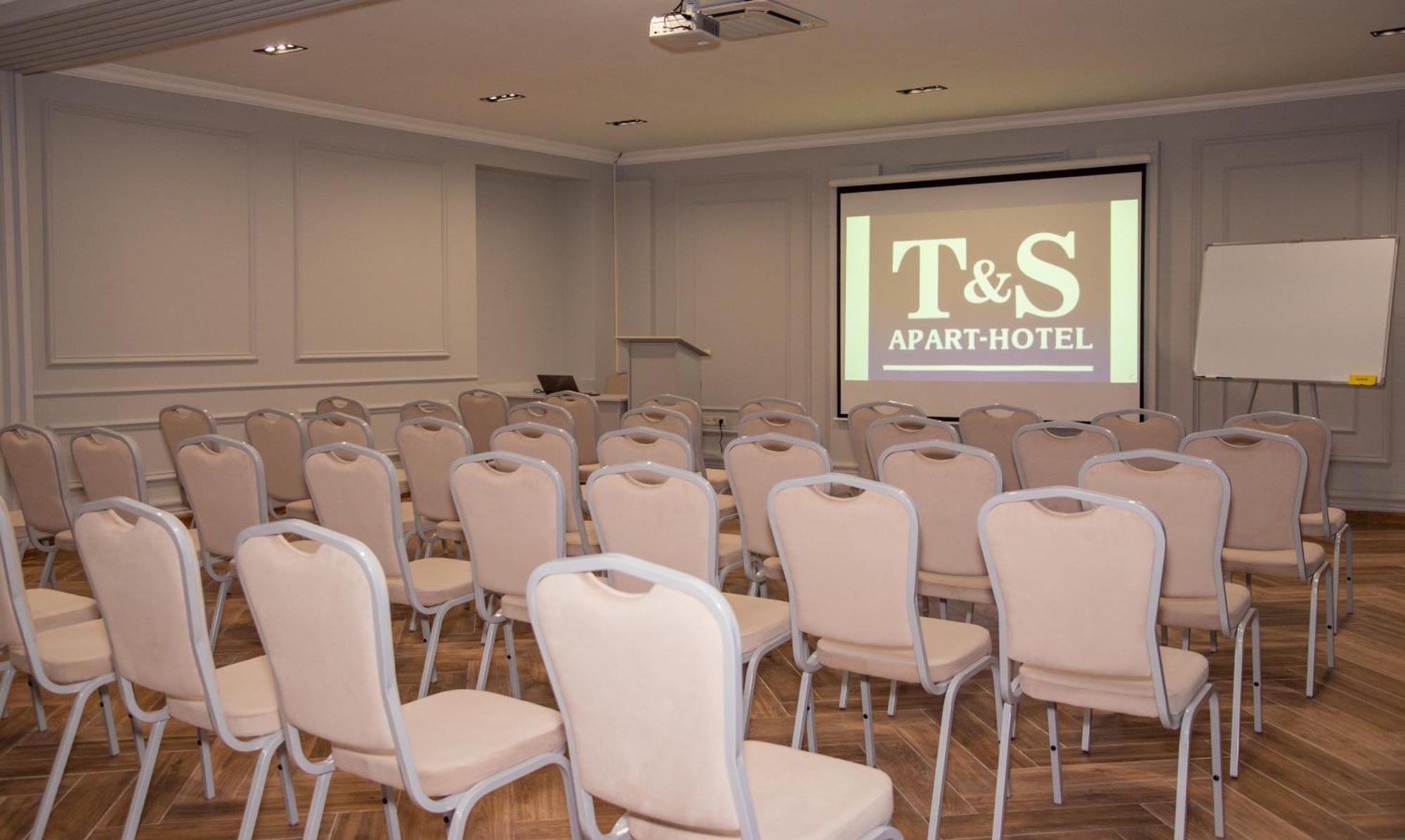 T&S Apart-Hotel Chernivtsi Ngoại thất bức ảnh