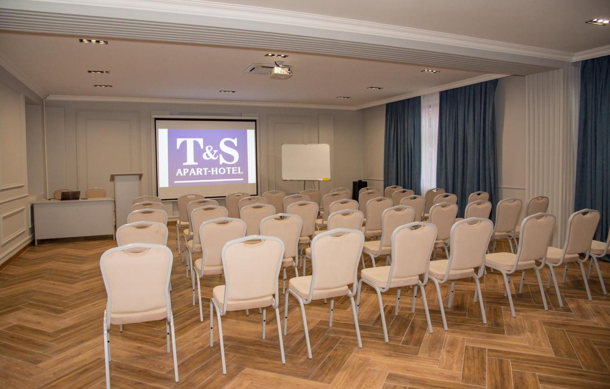 T&S Apart-Hotel Chernivtsi Ngoại thất bức ảnh