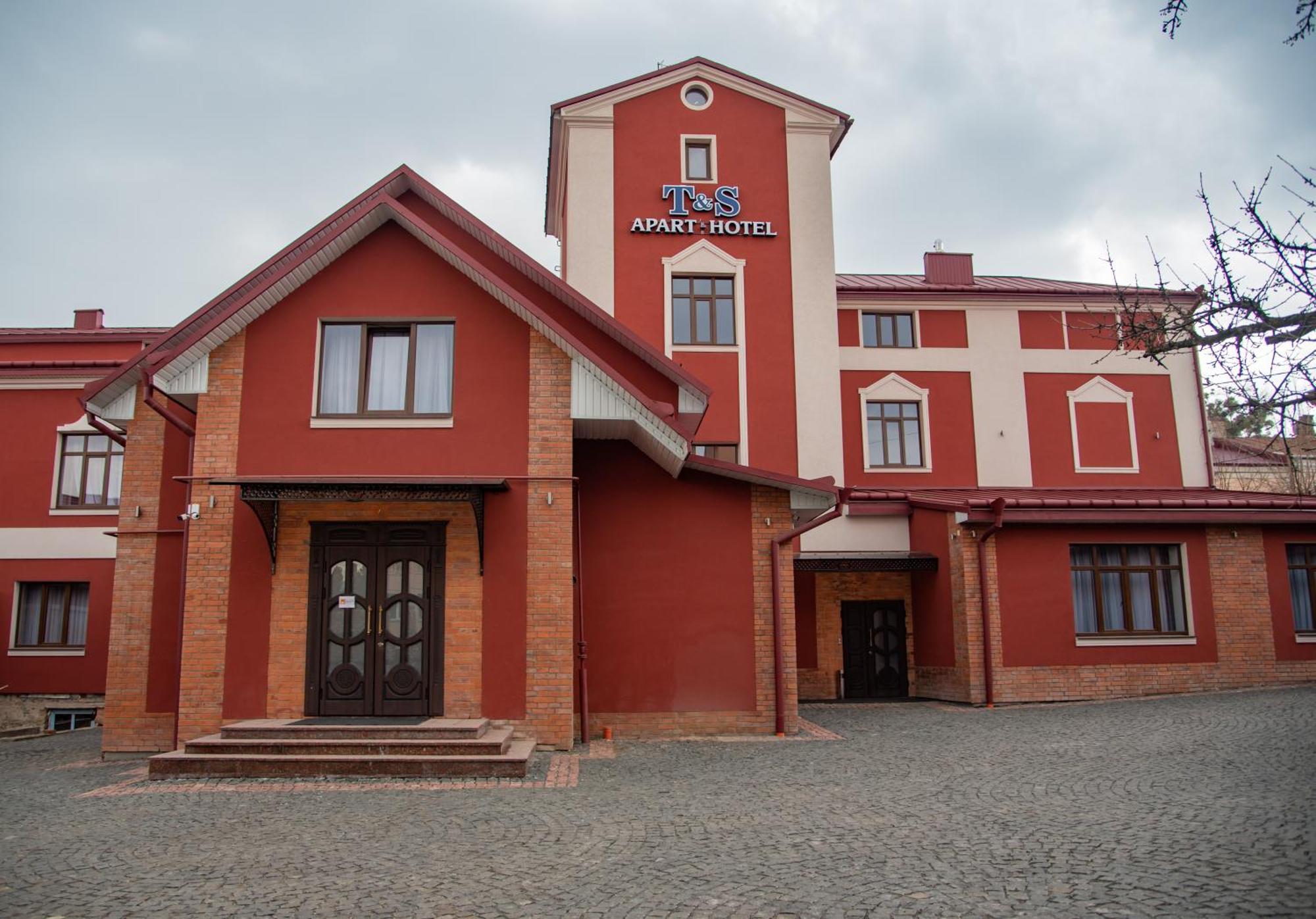 T&S Apart-Hotel Chernivtsi Ngoại thất bức ảnh