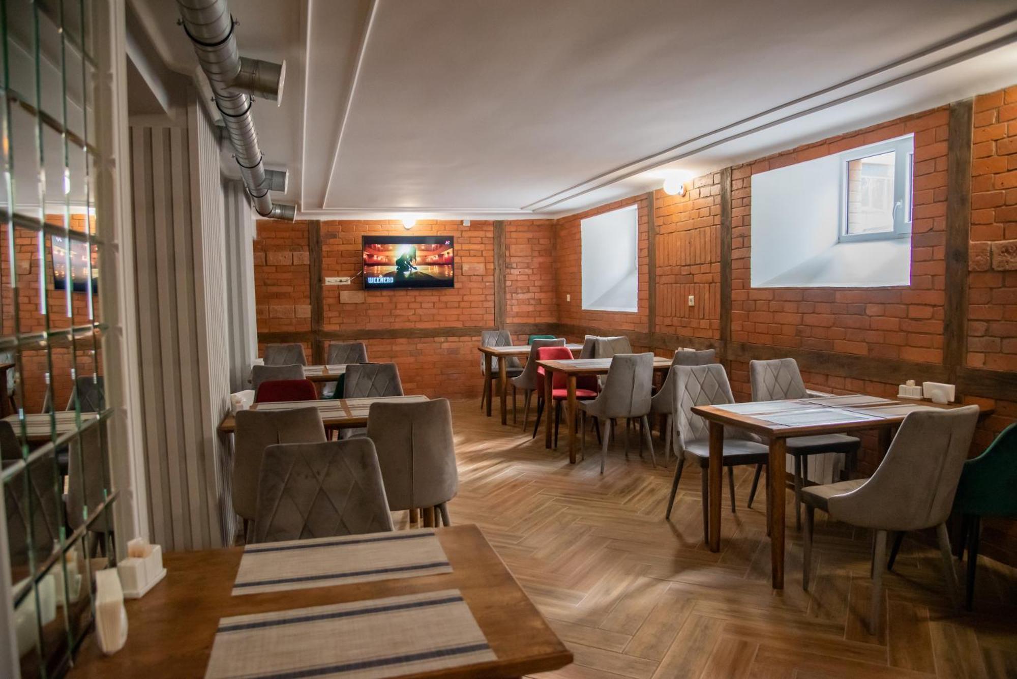 T&S Apart-Hotel Chernivtsi Ngoại thất bức ảnh